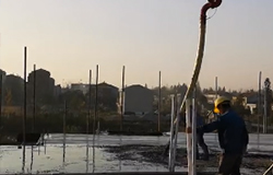 39米混凝土泵车配合圆盘搅拌机，现场搅拌混凝土施工视频