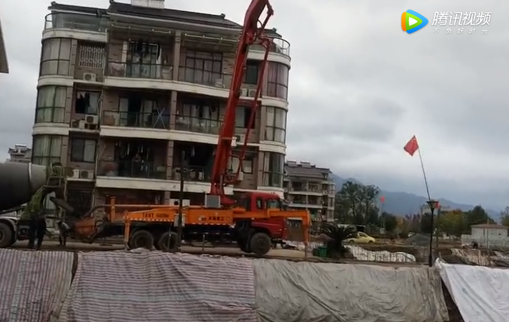 39米混凝土泵车在农村建房打底板施工视频