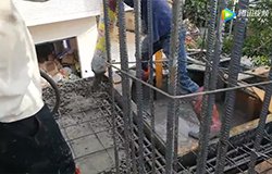 搅拌泵车一体机打二楼楼面的混凝土施工视频